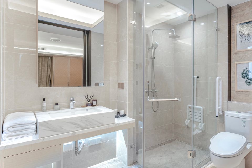Phòng tắm gia đình sáng, sạch và được sắp xếp gọn gàng
