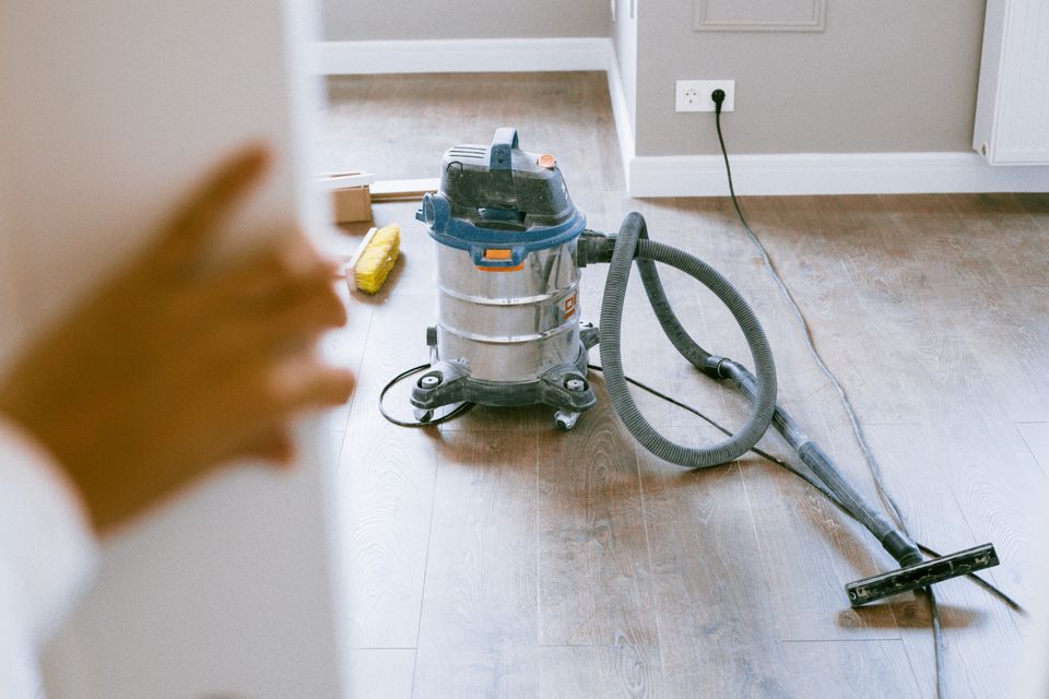 Máy hút bụi trong căn hộ có sàn gỗ sạch